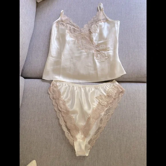 Victoria’s Secret Gold Label Vintage Camisole and Tap Pants size M - Picture 1 of 11